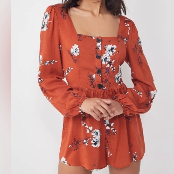 URBAN OUTFITTERS ORANGE FLORAL SMOCKED BACK BOHO SHORTS ROMPER WOMENS SZ MEDIUM - Picture 1 of 11